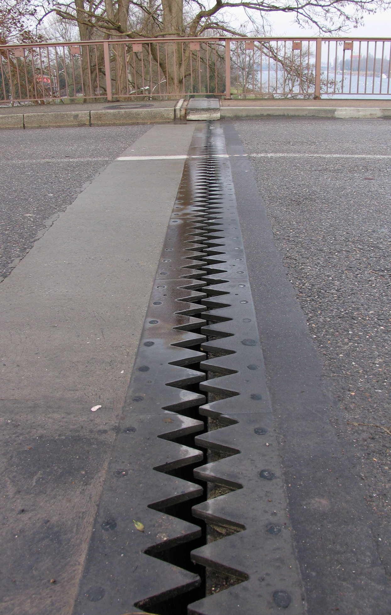 Thermal expansion joint on a bridge